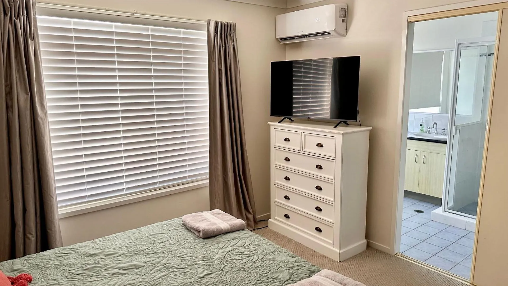 Holiday home Sandstone Point 4-Bedroom Home